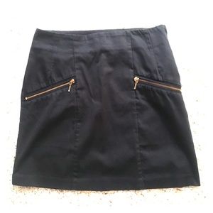 Classic pencil skirt with stylish gold zippers